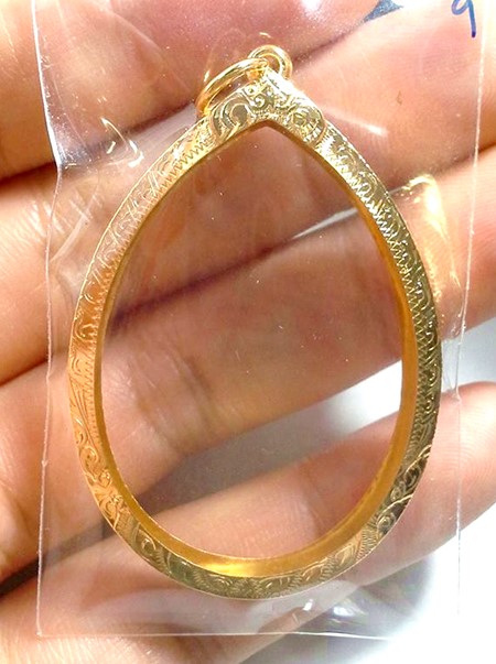 กรอบทองยกซุ้มโชว์ห่วง ใส่เหรียญหลวงปู่ทวดรุ่น234/มนพระกาฬ หลวงปู่หมุน/น้ำหนัก 1.61กรัมราคา2630บาท