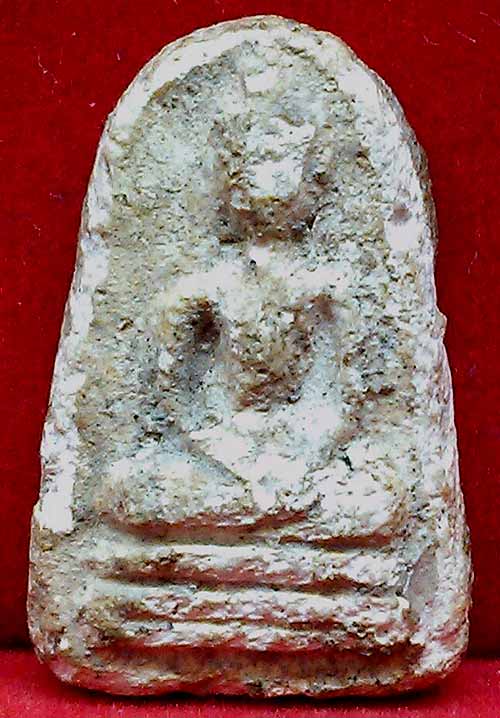 *พิมพ์เล็บมือสมาธิฐานสามชั้น เนื้อผง กรุวัดเงินคลองเตย*