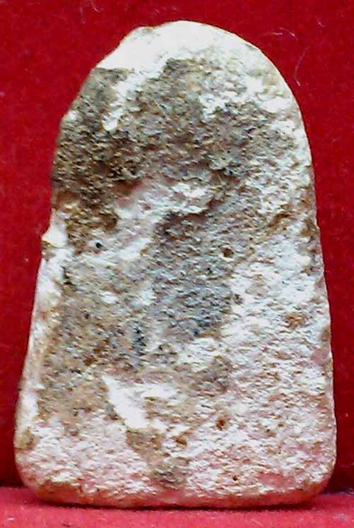 *พิมพ์เล็บมือสมาธิฐานสามชั้น เนื้อผง กรุวัดเงินคลองเตย*