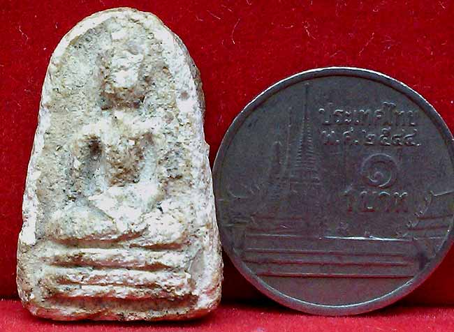 *พิมพ์เล็บมือสมาธิฐานสามชั้น เนื้อผง กรุวัดเงินคลองเตย*