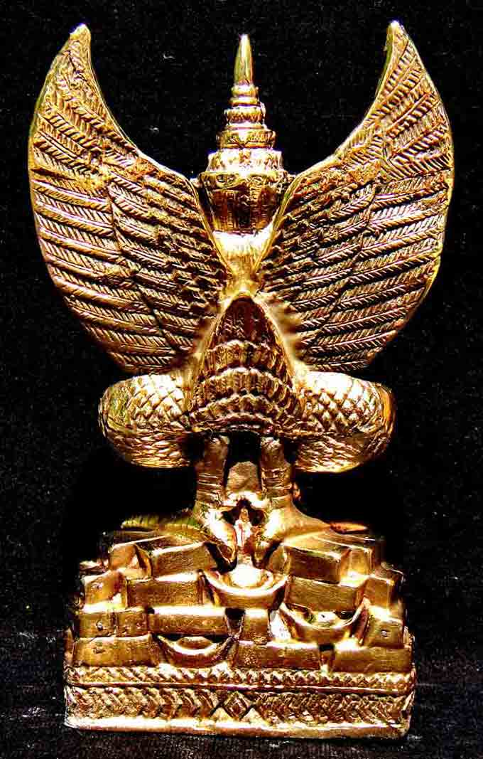 ***พญาครุฑเหยียบเงินทอง เนื้อทองเหลือง อำนาจบารมีความมั่งคั่งร่ำรวยเงินทอง  ขนาดความสูง 6 นิ้ว ฐาน 3