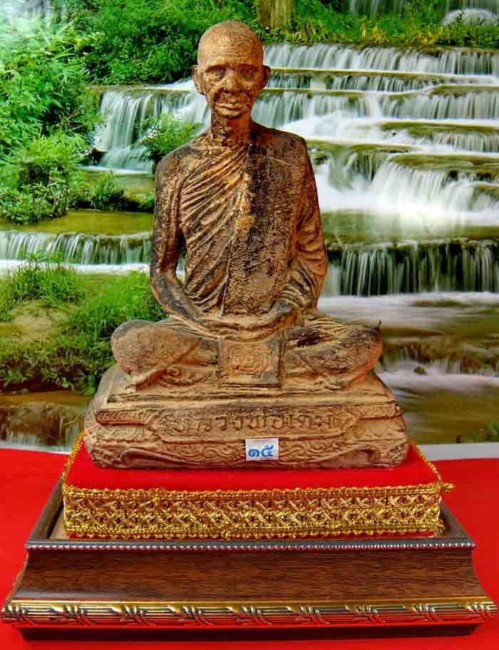 พระบูชาหลวงพ่อเดิม วัดหนองโพ เนื้อศิลาแลงหล่อ ขนาดหน้าตัก ๔.๕ นิ้ว ฐานพระกว้าง ๔ x ๕ นิ้ว ความสูง ๘ 