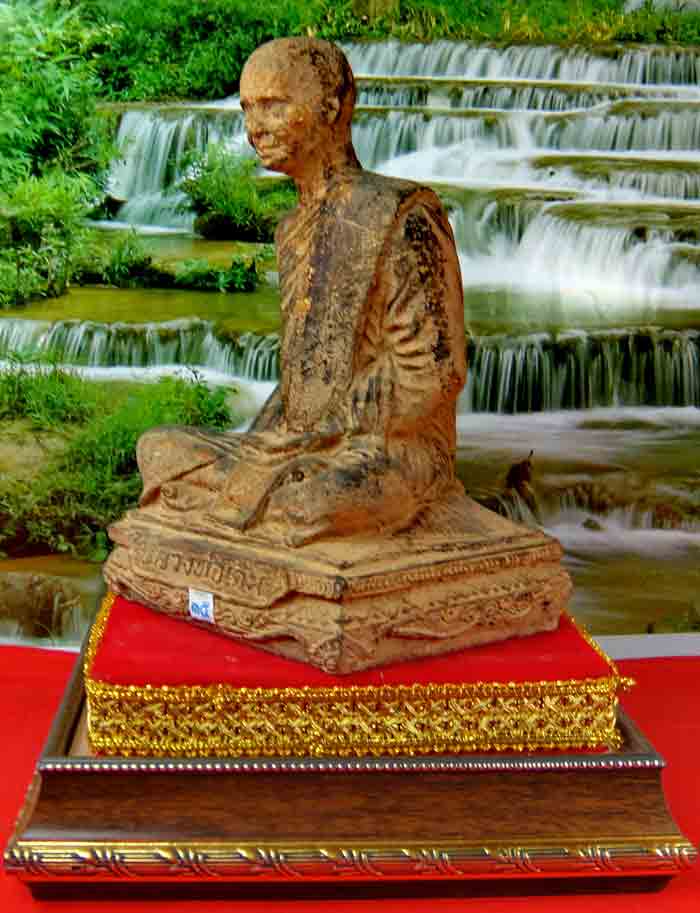 พระบูชาหลวงพ่อเดิม วัดหนองโพ เนื้อศิลาแลงหล่อ ขนาดหน้าตัก ๔.๕ นิ้ว ฐานพระกว้าง ๔ x ๕ นิ้ว ความสูง ๘ 