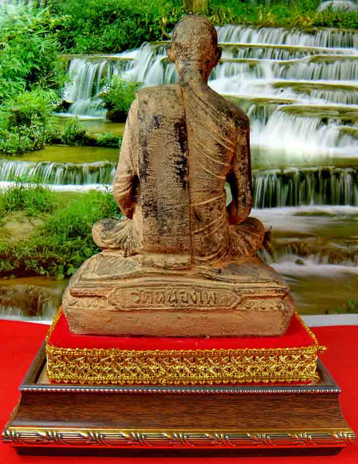 พระบูชาหลวงพ่อเดิม วัดหนองโพ เนื้อศิลาแลงหล่อ ขนาดหน้าตัก ๔.๕ นิ้ว ฐานพระกว้าง ๔ x ๕ นิ้ว ความสูง ๘ 