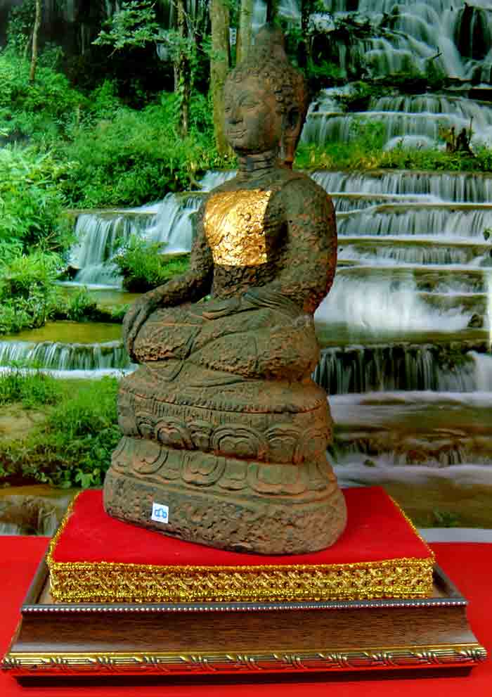 พระพุทธรูปศิลปะแบบสมัยเชียงแสน เนื้อเนื้อศิลาแลงหล่อ ขนาดหน้าตัก 5 นิ้ว งานฝีมือพุทธศิลป์ประณีตสวยงา