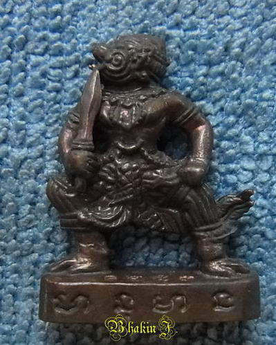 หนุมาน รุ่น2 เนื้อนวะโลหะ หลวงพ่อสิน วัดละหารใหญ่ ปี ๕๒ หมายเลข สวยๆ ๑๒๕๓พร้อมกล่องครับ