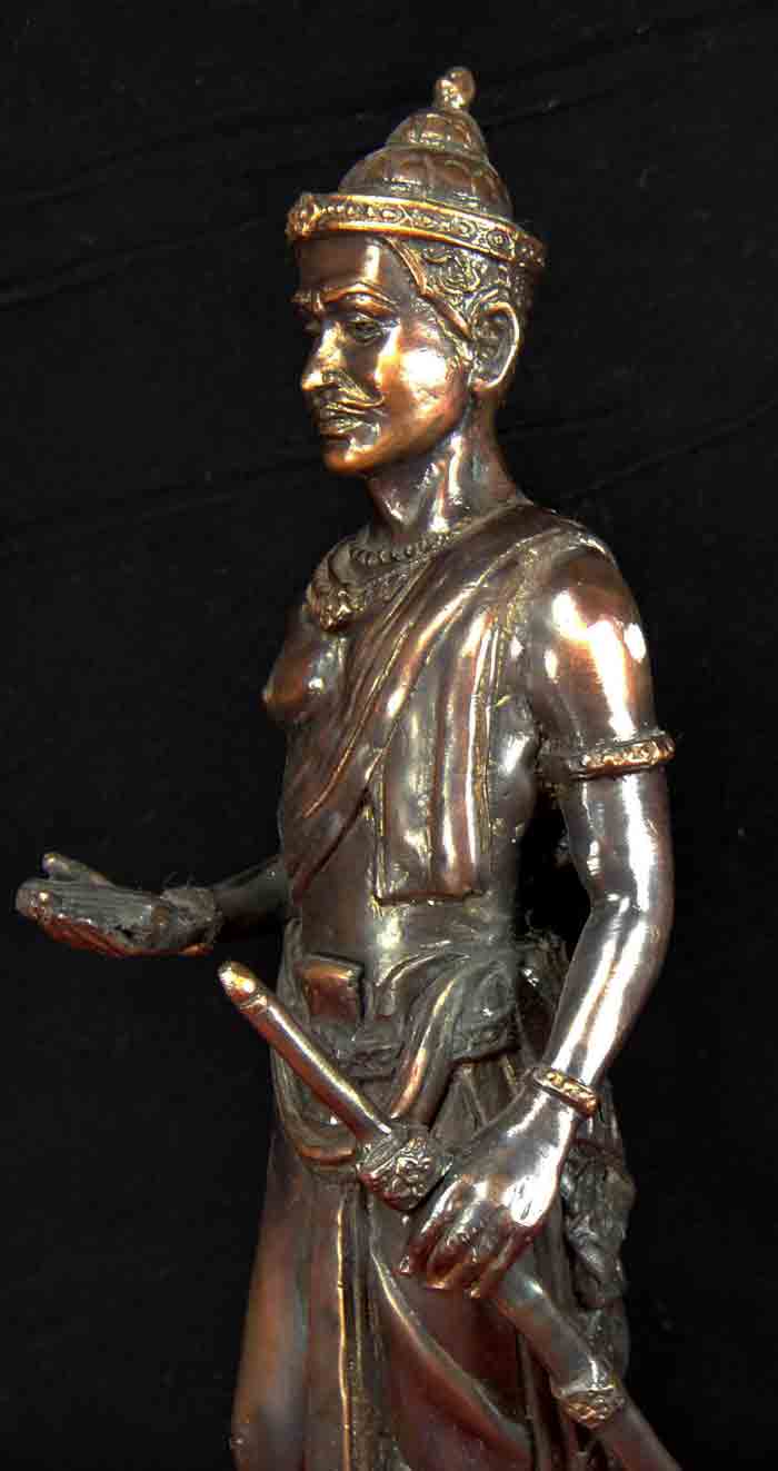 พ่อขุนศรีอินทราทิตย์ ขนาดบูชา ความสูง9.5 นิ้ว ฐาน 3 นิ้ว เนื้อโลหะผสมรมดำพระปฐมกษัตริย์ ราชวงศ์พระร่