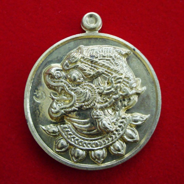 เหรียญหนุมาน รุ่นมหาปราบไตรจักร ปี 2555 หลวงพ่อสาคร วัดหนองกรับ เนื้อใบพัดเรือ หมายเลข ๑๔๗๓