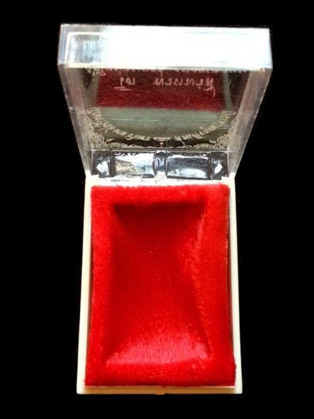 ((( กล่องเปล่า ))) สำหรับใส่พระสมเด็จบางขุนพรหม " พิมพ์ใหญ่ " ปี2531 กล่องแบบมุมเหลี่ยม หายากครับ