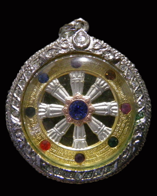 เหรียญนพรัตน์ นพคุณ หลวงพ่อพูล วัดไผ่ล้อม จ.นครปฐม พ.ศ.2549 เลี่ยมล้อมเพชรเดิมจากวัด  