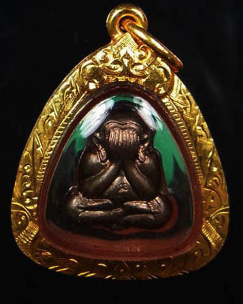 วัดใจครับ เคาะเดียวแดง ปิดตาหลังรูปเหมือนหลวงพ่อเกษม เลื่อมทองแท้ ครับ