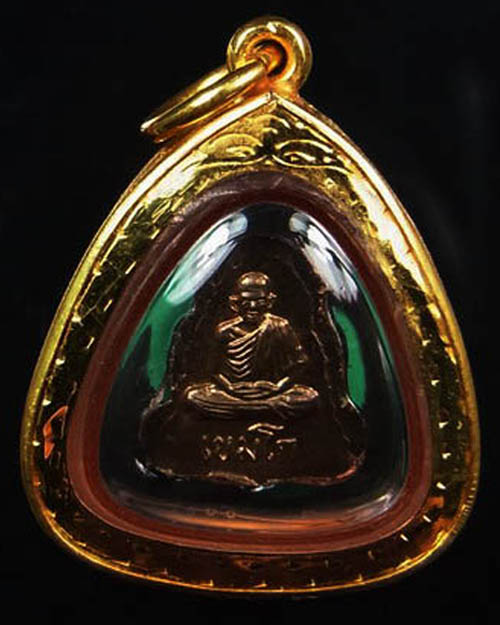 วัดใจครับ เคาะเดียวแดง ปิดตาหลังรูปเหมือนหลวงพ่อเกษม เลื่อมทองแท้ ครับ