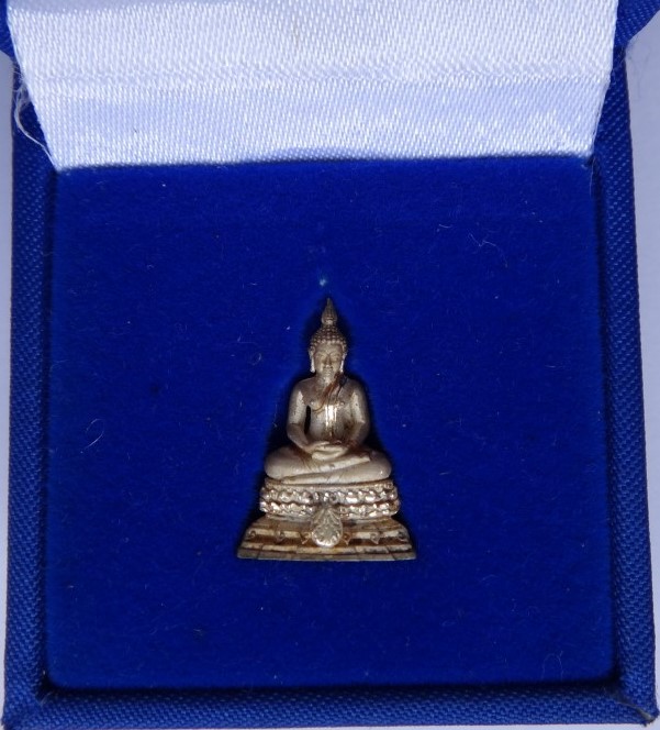 พระชัยวัฒน์พุทธสิหิงค์ ภปร. รุ่นสร้างหอพระธรรมศาสตร์ ปี42เคาะเดียว