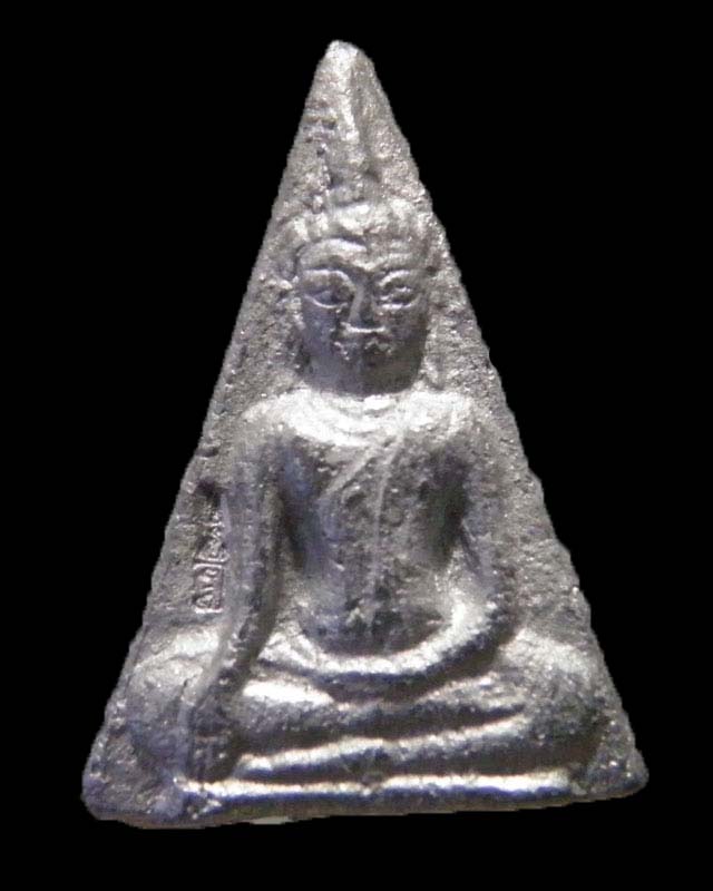 พระนางพญา หลวงพ่อชำนาญ วัดบางกุฎีทอง ปทุมธานี เนื้อชินตะกั่ว ตอกโค๊ตที่ข้างแขนขวา สภาพสวย (หลังจาร)