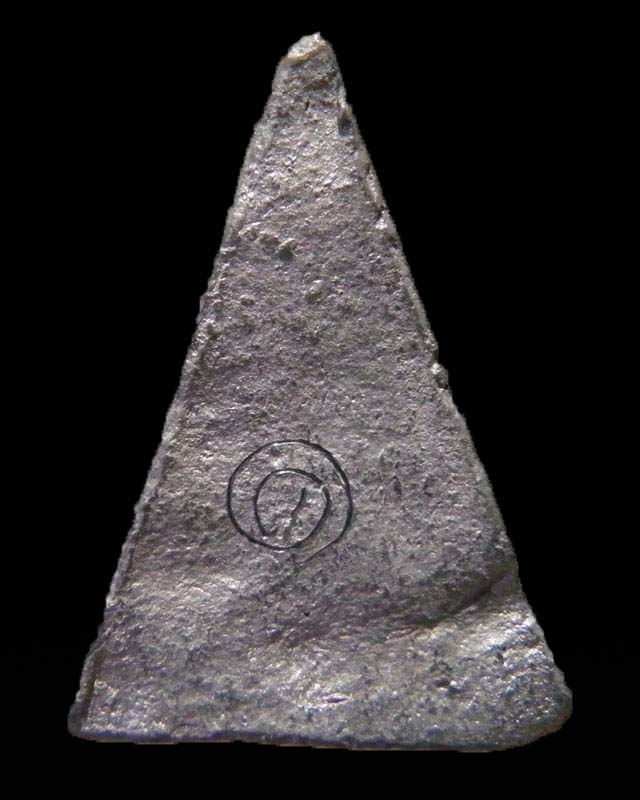 พระนางพญา หลวงพ่อชำนาญ วัดบางกุฎีทอง ปทุมธานี เนื้อชินตะกั่ว ตอกโค๊ตที่ข้างแขนขวา สภาพสวย (หลังจาร)