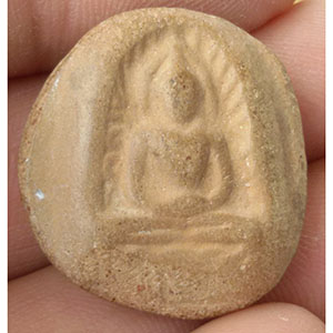 พระกำแพงซุ้มกอ พิมพ์ขนมเปี๊ยะ หลังจาร