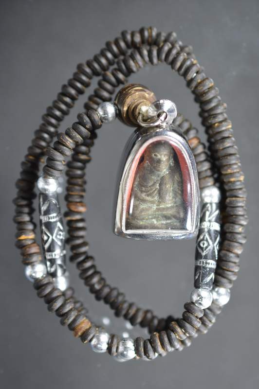 รูปหล่อลอยองค์หลวงพ่อเงิน วัดท้ายน้ำ เลี่ยมพร้อมสร้อยปะคำกะลาตาเดียว รุ่นสร้างวิหารและพิพิธภัณฑ์