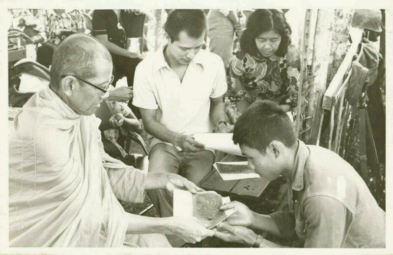 ผ้ายันต์พิชัยสงคราม ผืนใหญ่ รุ่นแรก พร้อมใบแนบเดิมๆ ปี 2518 หายากมากครับ หลวงพ่อฤาษีลิงดำ