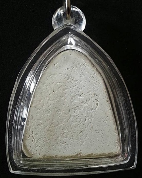 พระปิดตาพิมพ์ไม่มีหู เนื้อผงพุทธคุณ ปี 20 หลวงปู่ดู่ วัดสะแก