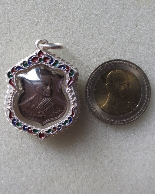 เหรียญอาร์ม รุ่นมูลนิธิ พิมพ์เล็ก เลี่ยมเงินลงยา หลวงปู่ดุลย์ วัดบูรพาราม จ. สุรินทร์ สร้างปี  ๒๕๒๔ 