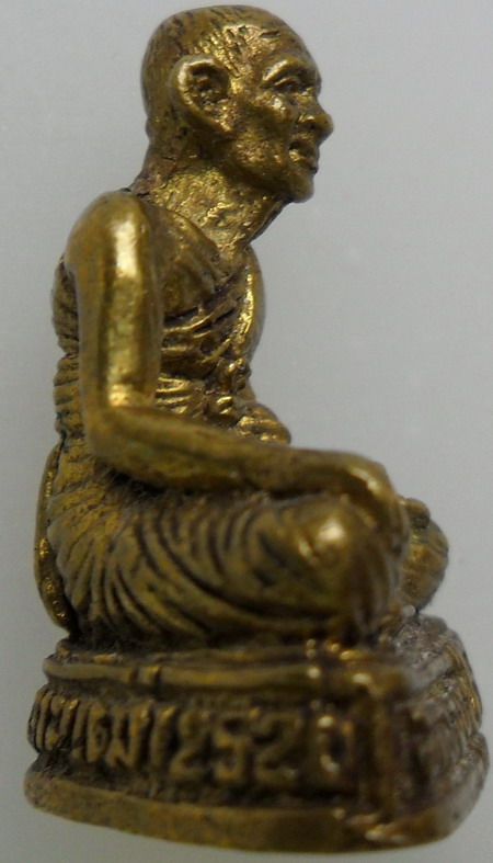 หลวงปู่ศุข วัดปากคลองมะขามเฒ่า จ.ชัยนาท รุ่นไตรมาส ปี สร้าง ปี 2520 เนื้อทองผสม