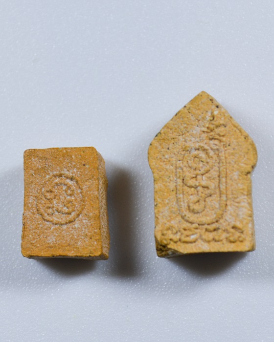 ขุนแผนพิมพ์จิ๋วเนื้อว่านดอกทอง  กับ พระสมเด็จพิมพ์จิ๋วเนื้อว่านดอกทอง สร้าง พ.ศ. 2530