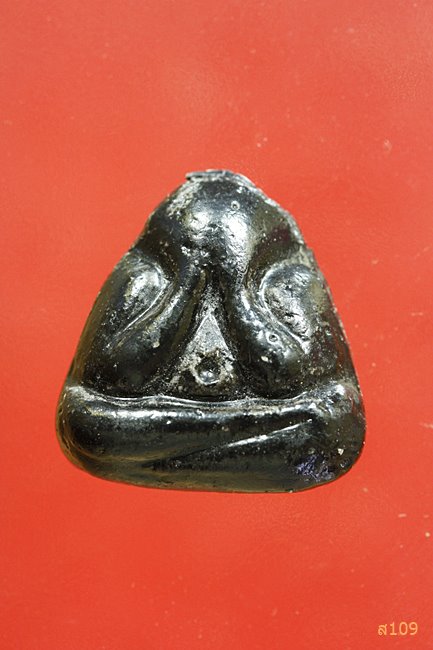 พระปิดตาหลังแบบไม่ทราบที่