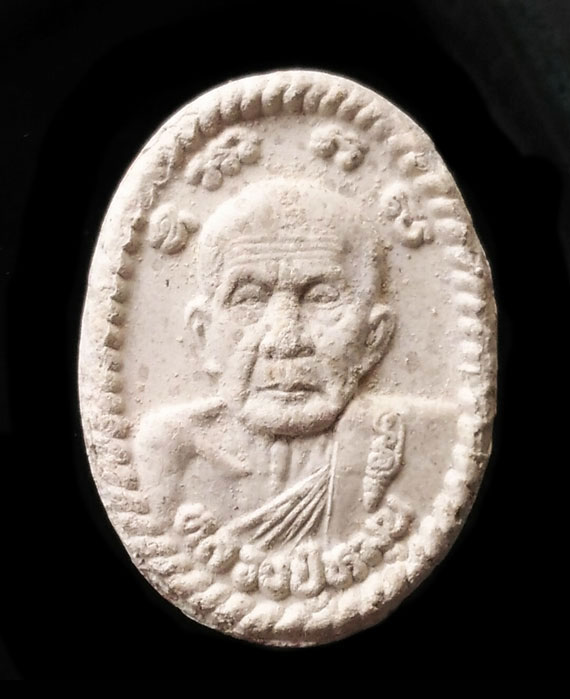 เคาะเดียว พระผงยันต์ดวงเศรษฐี หลวงปู่หมุน ปี43 เนื้อโซนขาว สวยคมชัด จมูก หูตา ชัดๆ 