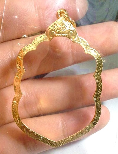  กรอบทองยกซุ้ม ใส่เหรียญเสมาแปดรอบ หลวงปู่ทิมน้ำหนัก 2.61กรัมราคา3600 บาท 