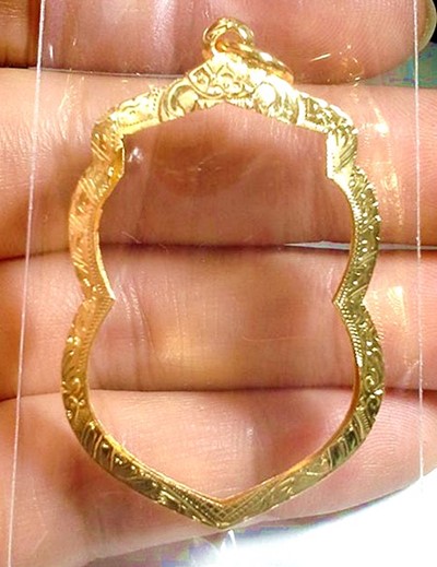 กรอบทองยกซุ้มโชว์ห่วงใส่เหรีญเสมาหลวงปู่ทวดรุ่น3/เลื่อน08/11/ลป.ทวดทุกรุ่นน้ำหนัก1.86กรัมราคา2900บาท