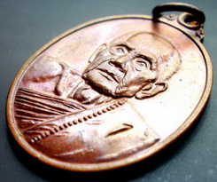 ๑๑๑ เหรียญรุ่นแรกหลวงปู่หมุน ตอกโค๊ตเลข 1 และใบรับประกัน เหรียญนี้เก็บไว้ให้ดีต่อไปจะมีค่ามากกว่าทอง