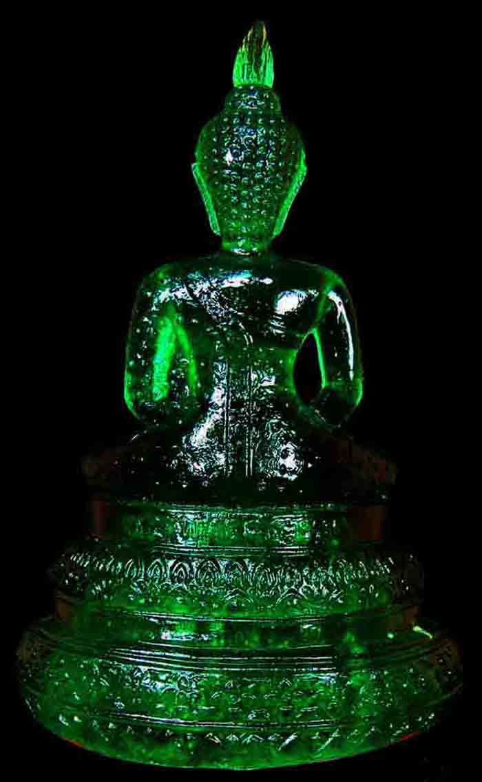 พระแก้วมรกตพิมพ์โบราณ ๒๕ พุทธศตวรรษ งานพุทธศิลป์ ฝีมือประณีตสวยงาม