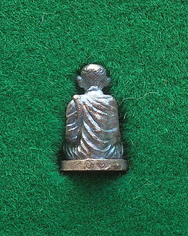 รูปหล่อจิ๋วหลวงพ่อเกษม เขมโก สุสานไตรลักษณ์ จ.ลำปาง เนื้อเงิน ปี 37