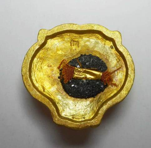 **วัดใจ**หน้ากากเสือรุ่นแรก หลวงปู่คำบุ วัดกุดชมพู เนื้อทองฝาบาตร อุดมวลสารฝังตะกรุด ปี ๒๕๕๔**สวยๆ