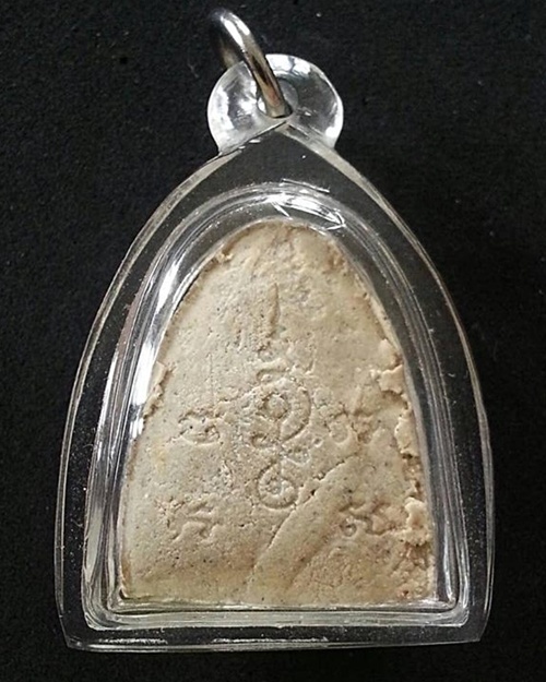 พระปิดตาพิมพ์มีหู เนื้อผงพุทธคุณผสมน้ำมัน ปี 20 หลวงปู่ดู่ วัดสะแก