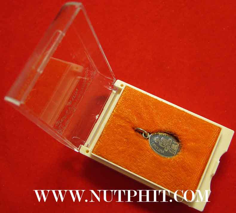 เหรียญ ลพ.โสธร วัดโสธรฯ ฉะเชิงเทรา เนื้อเงินแท้ลงถม พิมพ์เม็ดแตง*134