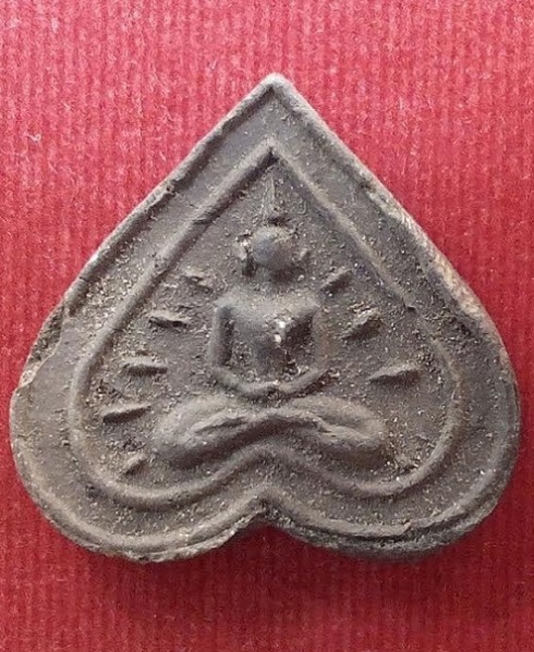 พระผงกลีบบัวพิมพ์ใหญ่ รุ่นใบโพธิ์มหามงคล หลวงปู่ดู่ วัดสะแก ปี29