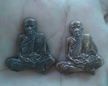 เหรียญปั้มรูปเหมือน ขอพึ่งบารมี เนื้อทองแดง หลวงปู่หมุน วัดบ้านจาน ศรีสะเกษ  ปี 58..2  องค์