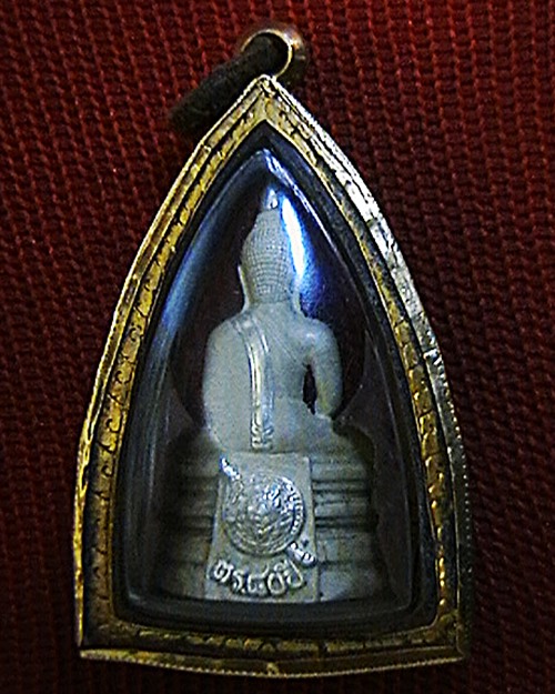  รูปหล่อหลวงพ่อโสธร วัดโสธรวรานรามวรวิหาร รุ่น ๘๐ ปี กรมตำหรวจ  พร้อมเลี่ยมทองยกซุ้มปิด9500บาทครับ  