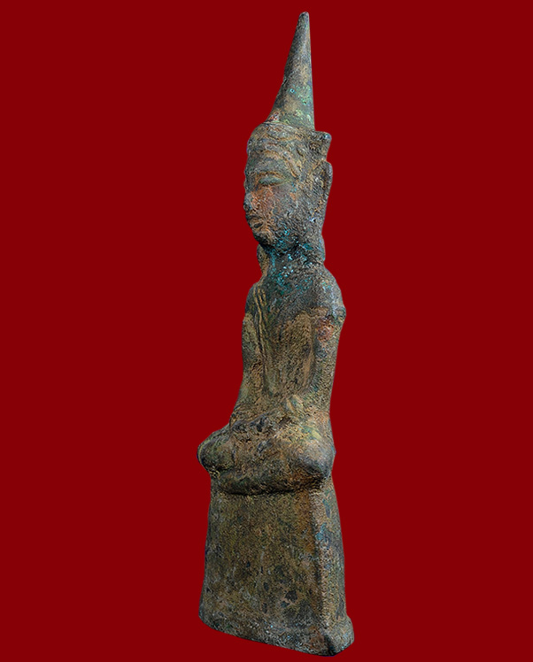 พระชัยอยุธยา ขนาดหน้าตัก ๒.๓ นิ้ว สูง ๖.๕ โดยประมาณ 