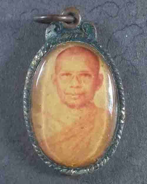 เหรียญรูปถ่ายหลวงพ่อฤาษีลิงดำหลังยันต์ท่านท้าวมหาชมภู