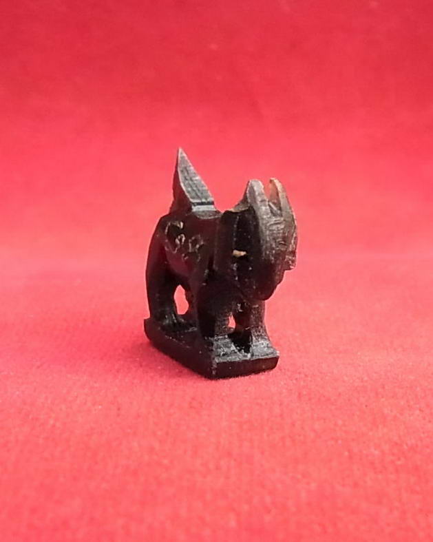 แพะเขาควายเผือก หลวงพ่อสิน วัดระหารใหญ่ ปี52 ขนาด  2X1.7 ซ.ม. ดำสวยๆครับ  สอบถามได้ ครับ ไลย์ไอดี tg