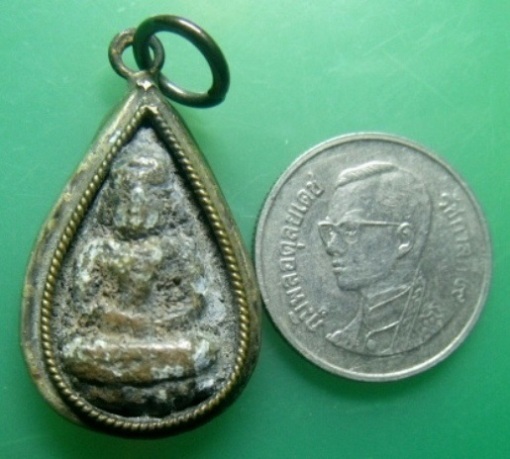 **วัดใจ**พระกลีบบัว เนื้อชินสนิมแดงพร้อมเลี่ยมเก่าเดิมแบบโบราณ ไม่ทราบที่**เนื้อจัดๆ เชิญชมครับ