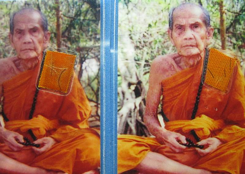 วัดใจ150+รูปถ่ายหลวงปู่หมุน2รูป ออกวัดซับลำใย ปี2543กว้าง1.5 นิ้ว สูง 2 นิ้ว ติดจีวร +เกศา+ตอกโค๊ตนะ