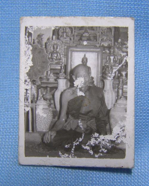 รูปขาวดำเก่า1นิ้ว หลังจารยันต์ ไม่ทราบพระเกจิอาจารย์