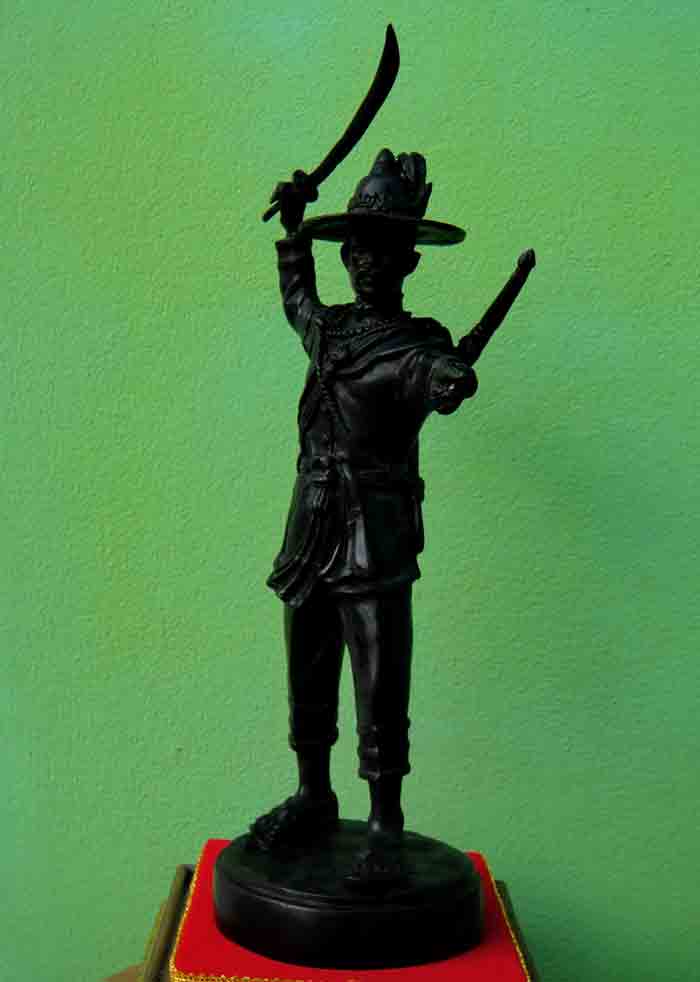 **พระบูชาสมเด็จพระเจ้าตากสินมหาราช** ขนาดบูชา ความสูง14 นิ้ว ฐาน 4.8 นิ้ว เนื้อโลหะผสมรมดำ สภาพพระสว