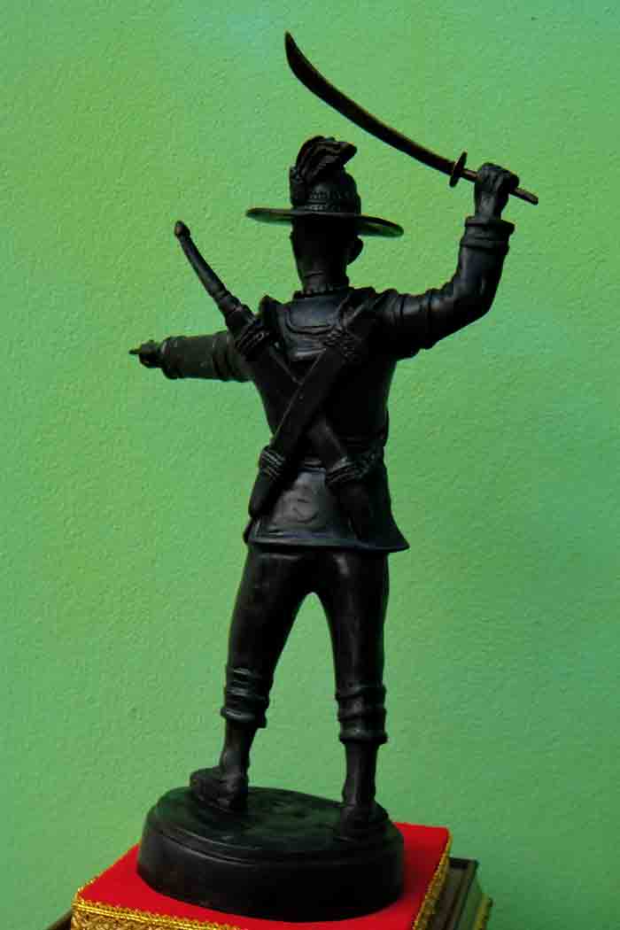 **พระบูชาสมเด็จพระเจ้าตากสินมหาราช** ขนาดบูชา ความสูง14 นิ้ว ฐาน 4.8 นิ้ว เนื้อโลหะผสมรมดำ สภาพพระสว