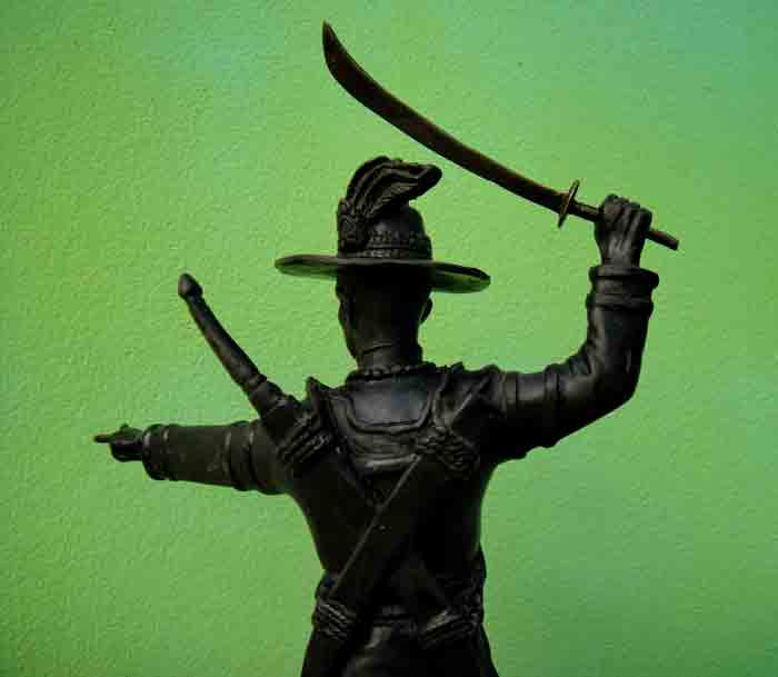 **พระบูชาสมเด็จพระเจ้าตากสินมหาราช** ขนาดบูชา ความสูง14 นิ้ว ฐาน 4.8 นิ้ว เนื้อโลหะผสมรมดำ สภาพพระสว