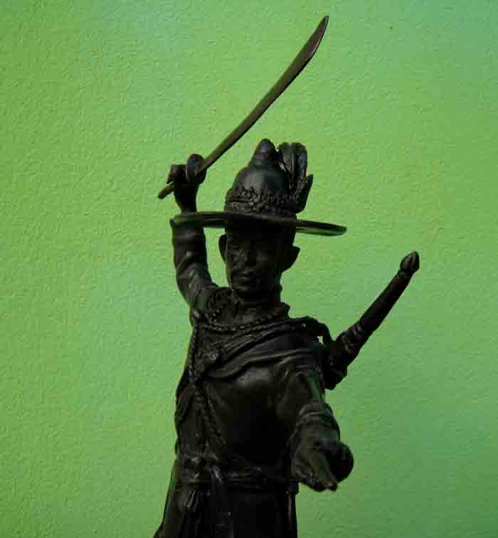 **พระบูชาสมเด็จพระเจ้าตากสินมหาราช** ขนาดบูชา ความสูง14 นิ้ว ฐาน 4.8 นิ้ว เนื้อโลหะผสมรมดำ สภาพพระสว