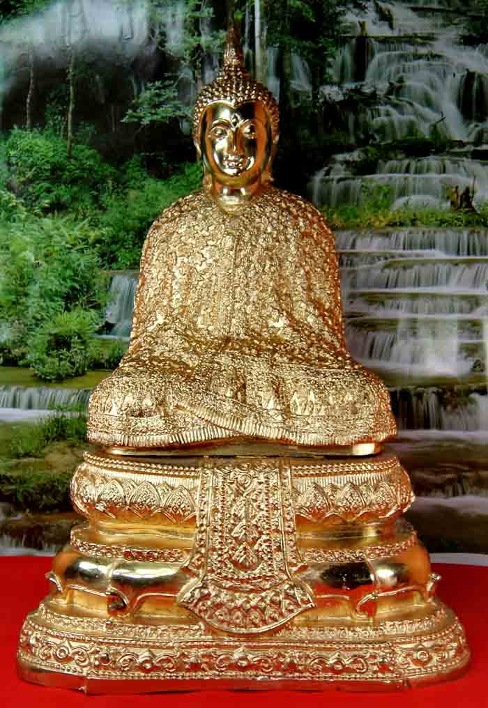 พระแก้วมรกต ทรงเครื่องฤดูหนาว หน้าตักกว้าง 7 นิ้ว ฐาน 11x6 นิ้ว สูง 16 นิ้ว เนื้อทองเหลืองขัดเงา